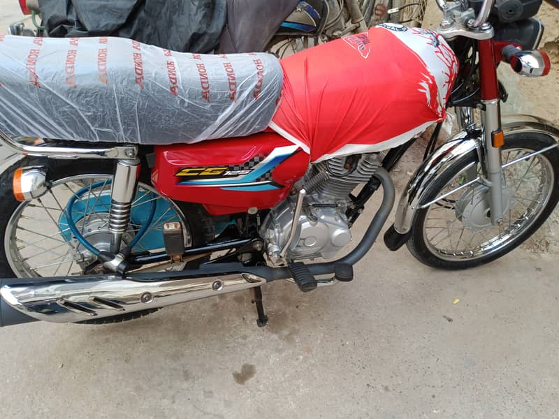 Only today offer 208000/- Honda CG 125 slightly used 8