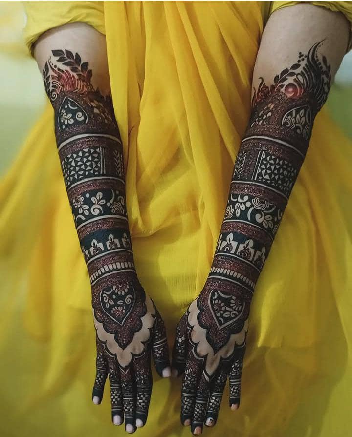 Professional mehndi artist. 3