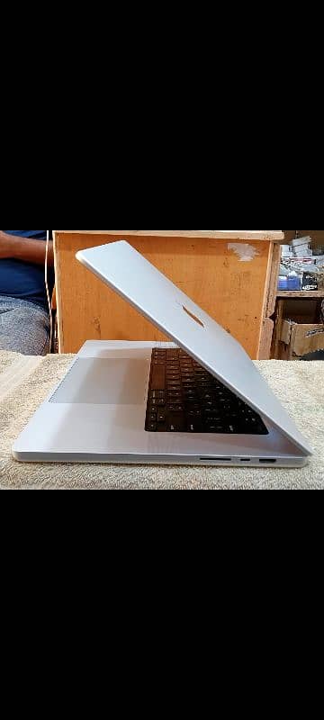 MacBook M1 Max 2021 32GB 1TB 16" Display Silver Color MK1H3LL/A 10