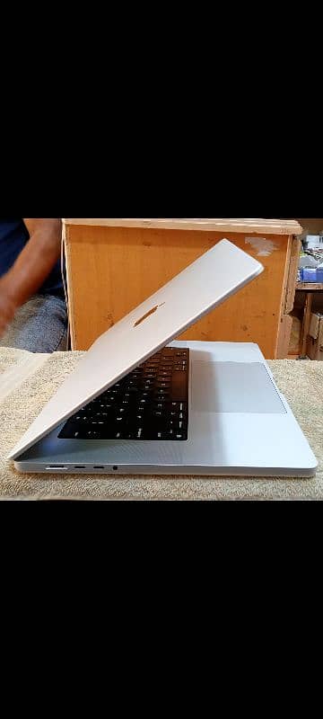 MacBook M1 Max 2021 32GB 1TB 16" Display Silver Color MK1H3LL/A 12