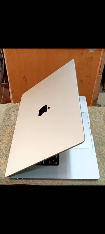 MacBook M1 Max 2021 32GB 1TB 16" Display Silver Color MK1H3LL/A 13
