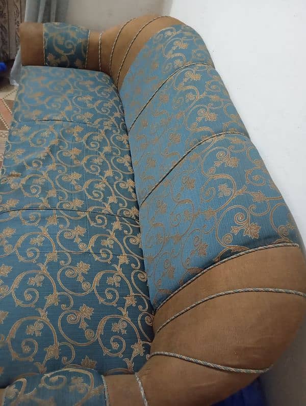 3 Seater sofa With 2 Cushions. 2