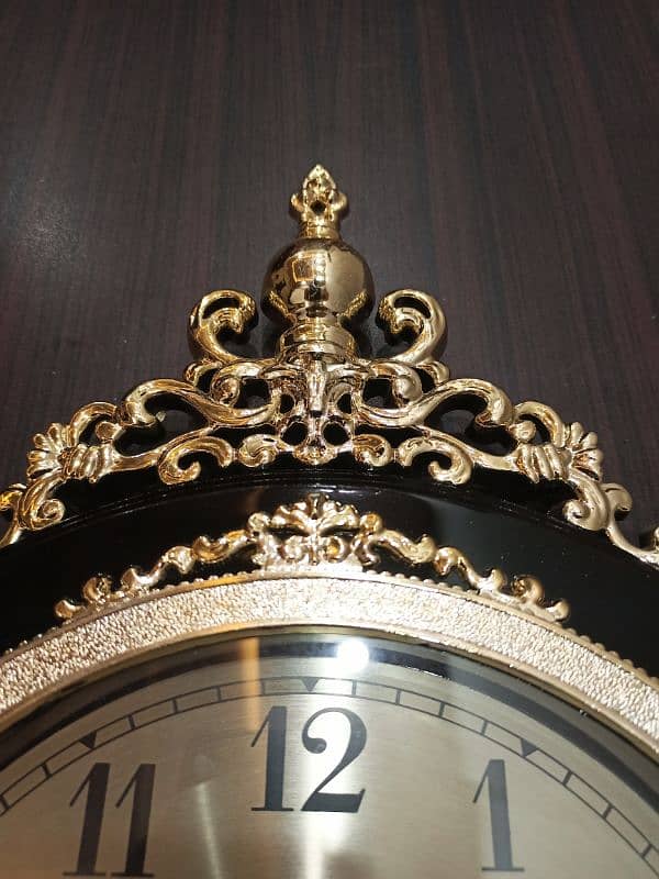 Beautiful Crown Gold Wall Hanging clock 1