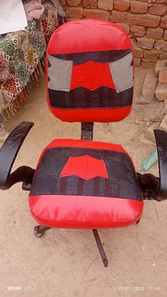 useable chair hai peso ki zrorat hai