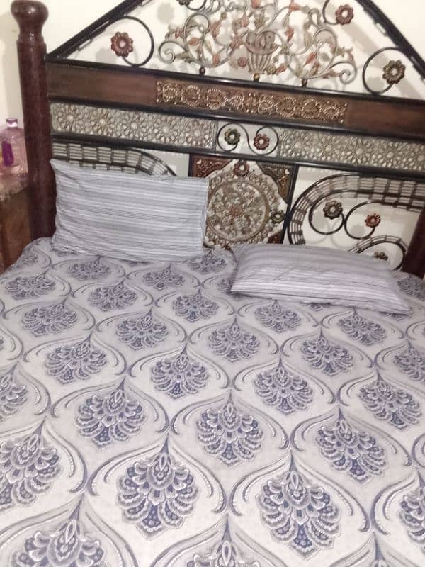 it's iron bed for sale pure iron with out matress 0