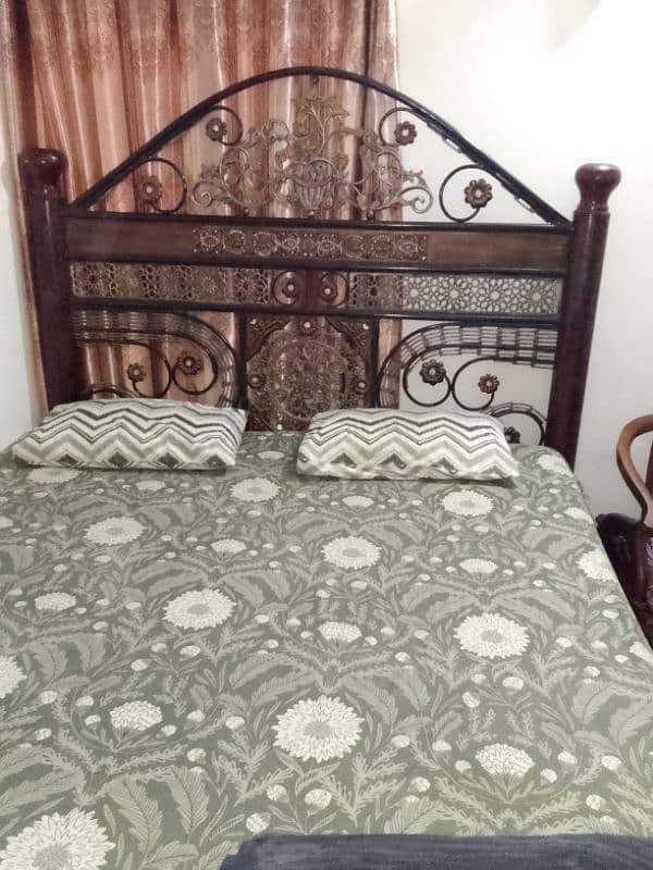 it's iron bed for sale pure iron with out matress 1