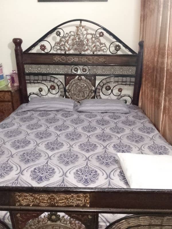 it's iron bed for sale pure iron with out matress 2