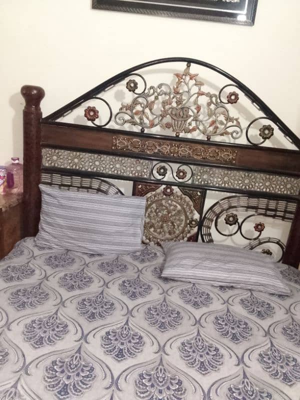 it's iron bed for sale pure iron with out matress 3