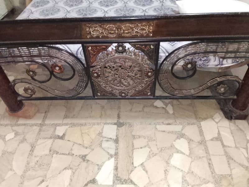 it's iron bed for sale pure iron with out matress 4