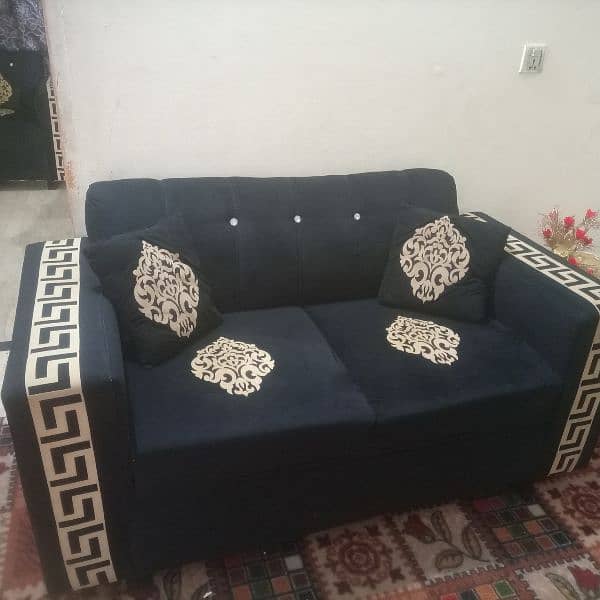 3 pees sofa set only 6 month used 1