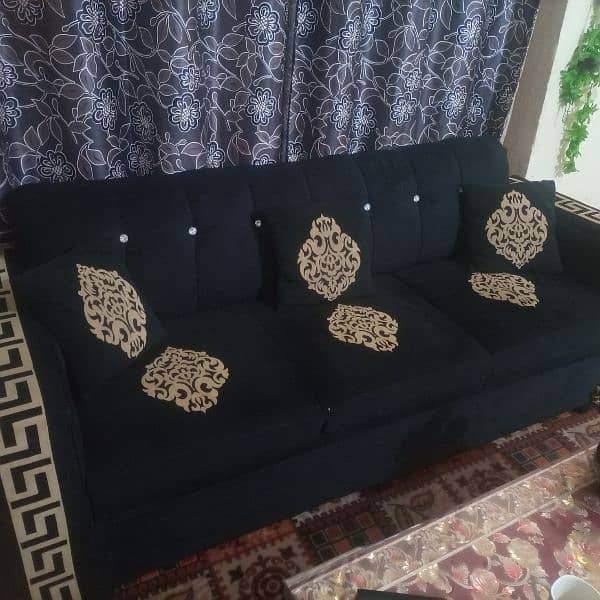 3 pees sofa set only 6 month used 3