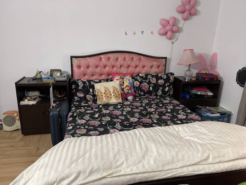 Beautiful queen bed for sale 0