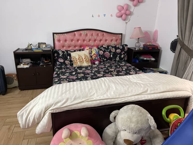 Beautiful queen bed for sale 1