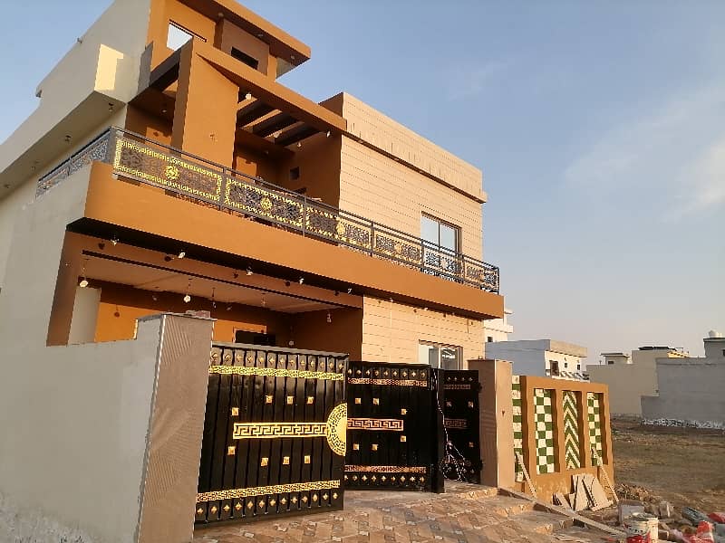 Prime Location 10 Marla House In Lahore Is Available For sale 1