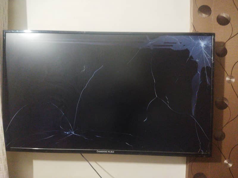 Changhong Ruba simple led TV 55 inch screen broke same as show in pic 1