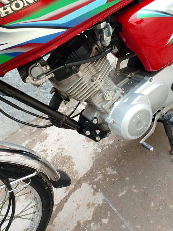 Honda 125 in genuine condition 8