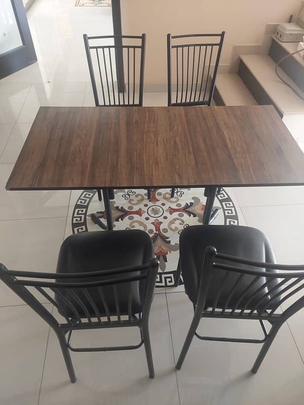 Dining table in good condition 0