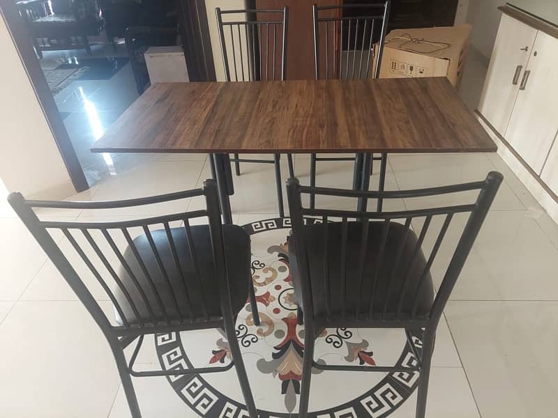 Dining table in good condition 1