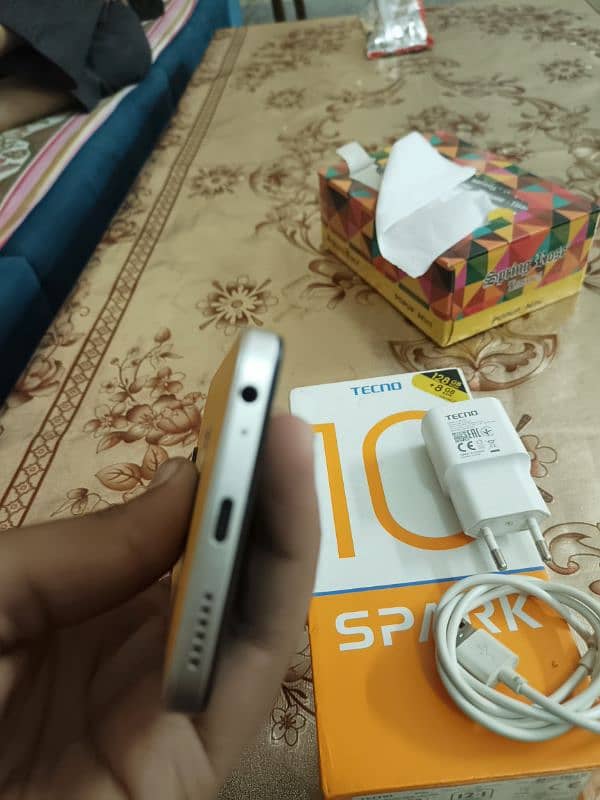 Tecno spark 10 8/128 External 4 gb No open no repair. 3