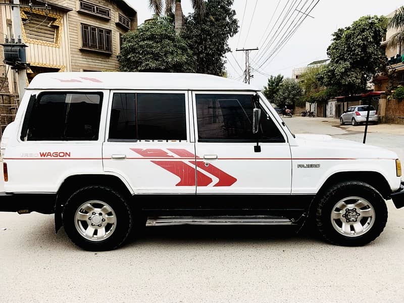 Mitsubishi Pajero 1988 2