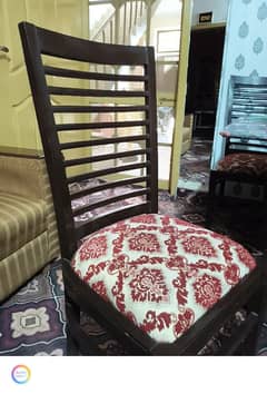 Elegant Dining Table With 6 Chairs In Good Condition