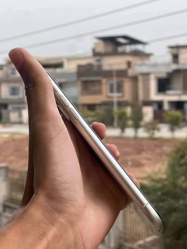 iPhone 11 64GB NON PTA 3