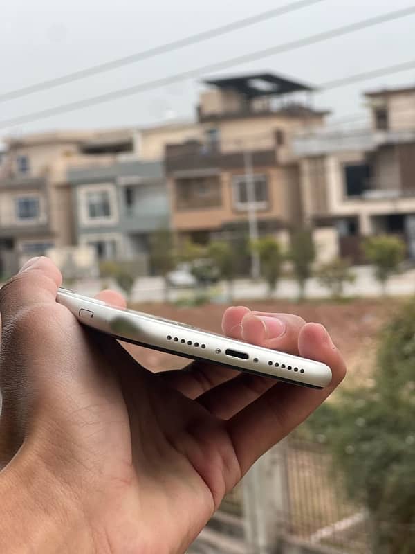 iPhone 11 64GB NON PTA 5