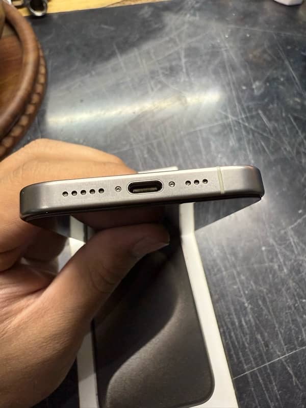 Iphone 15 pro Natural Titanium 3