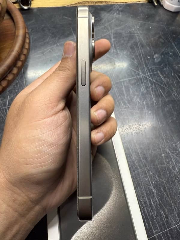 Iphone 15 pro Natural Titanium 4