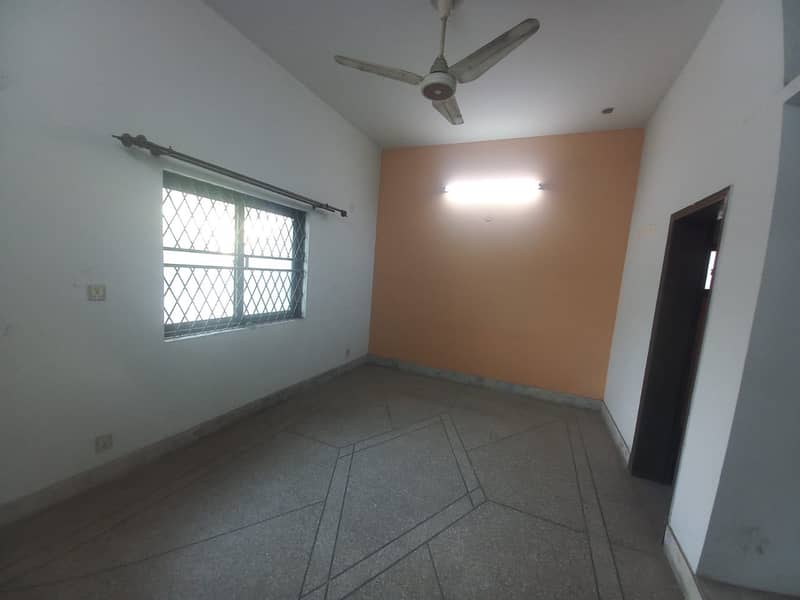 35 Marla Luxury House for Rent Prime Location in Johar Town! 11