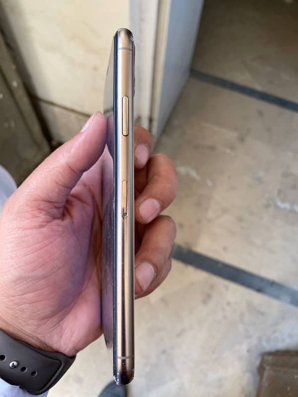 iPhone 11 Pro max 256 gb gold 2