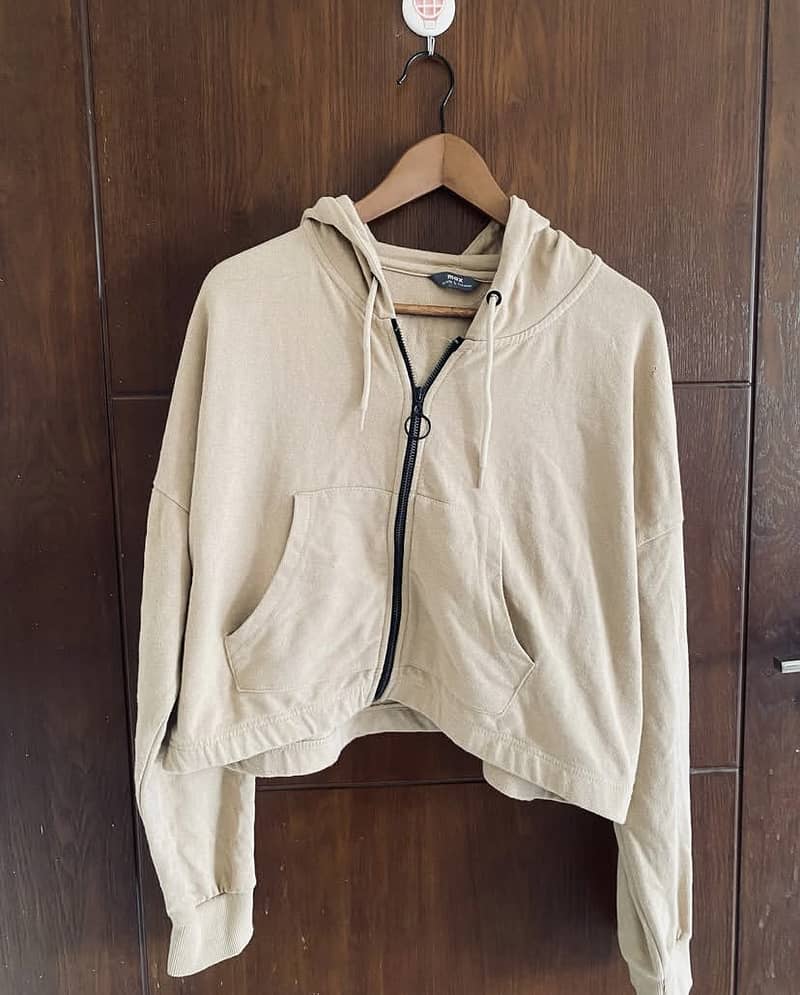 Beige cropped hoodie 0