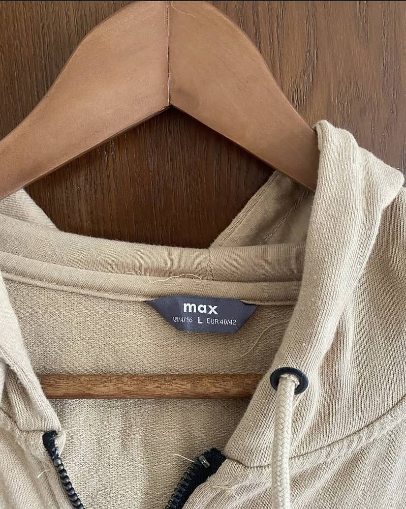 Beige cropped hoodie 2