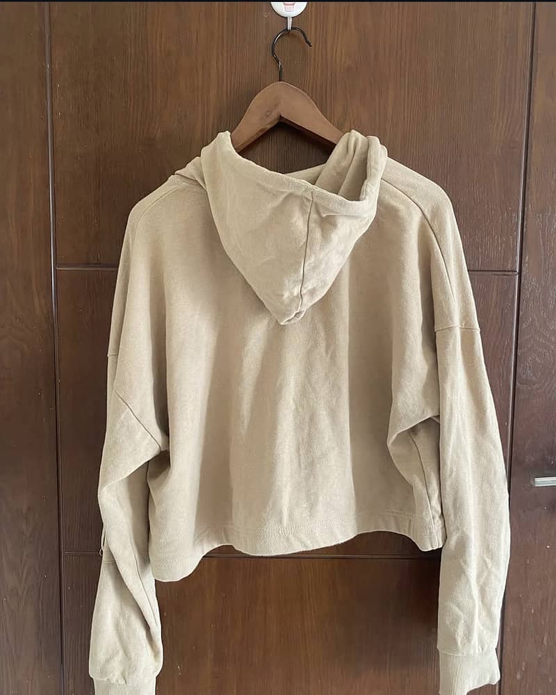 Beige cropped hoodie 3