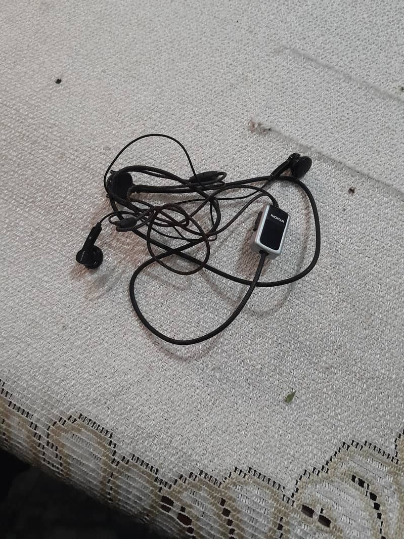 Nokia HS-40 black and gray in-ear headset with a data cable. 0