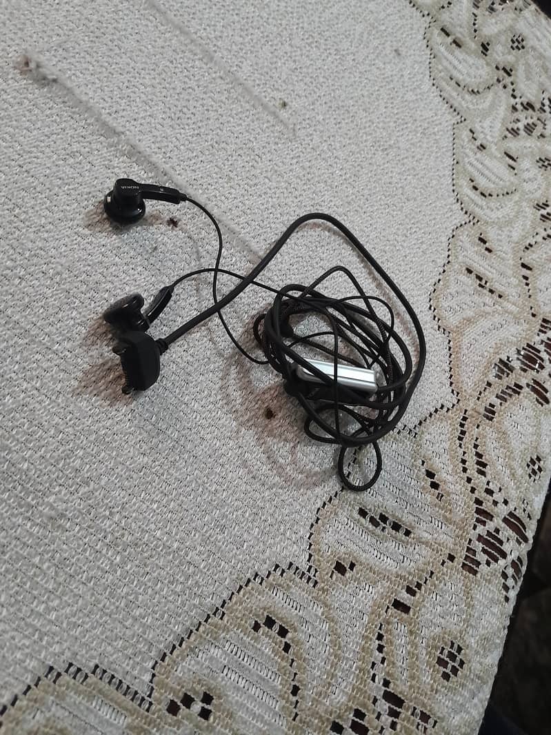 Nokia HS-40 black and gray in-ear headset with a data cable. 1