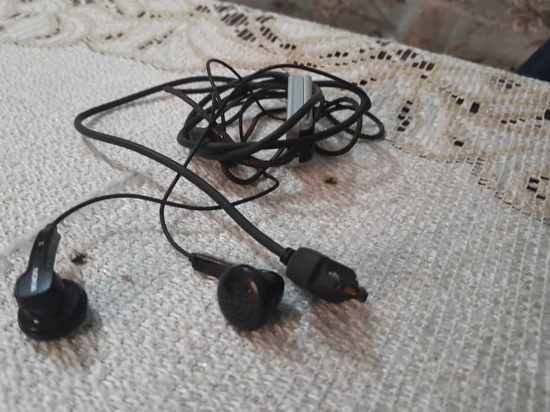 Nokia HS-40 black and gray in-ear headset with a data cable. 3