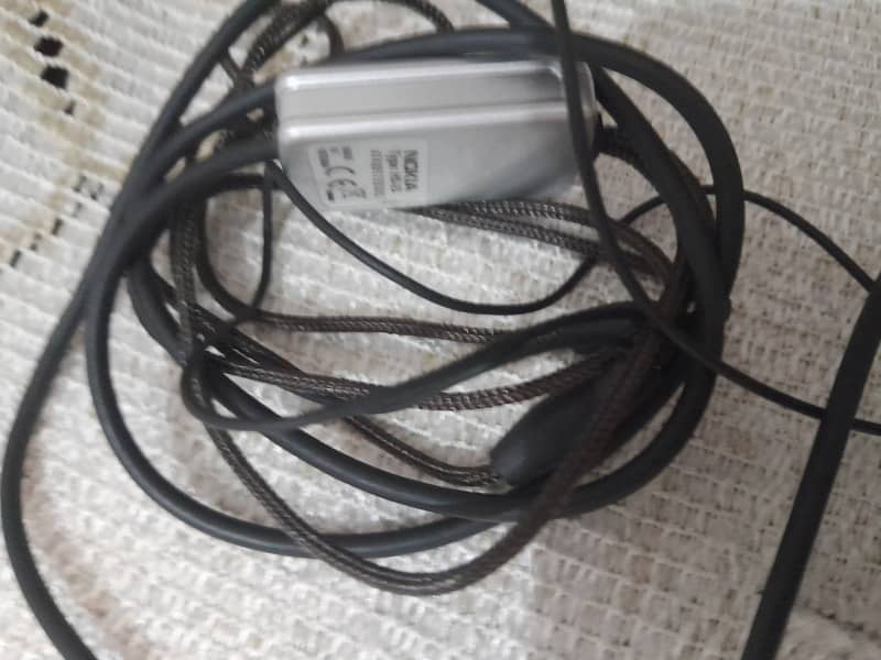 Nokia HS-40 black and gray in-ear headset with a data cable. 4