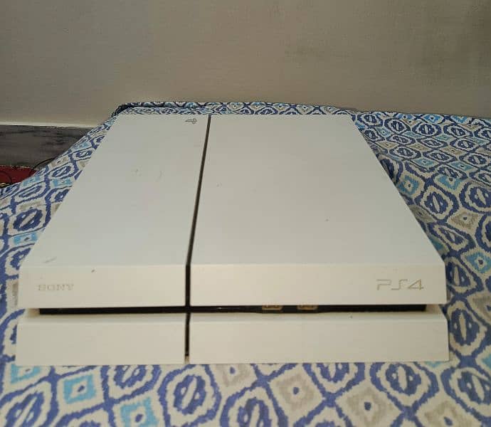 Ps4 fat 500 GB with 2 CDs 1