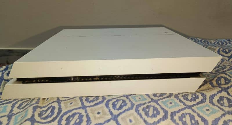 Ps4 fat 500 GB with 2 CDs 2