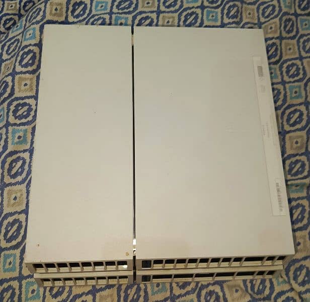 Ps4 fat 500 GB with 2 CDs 4