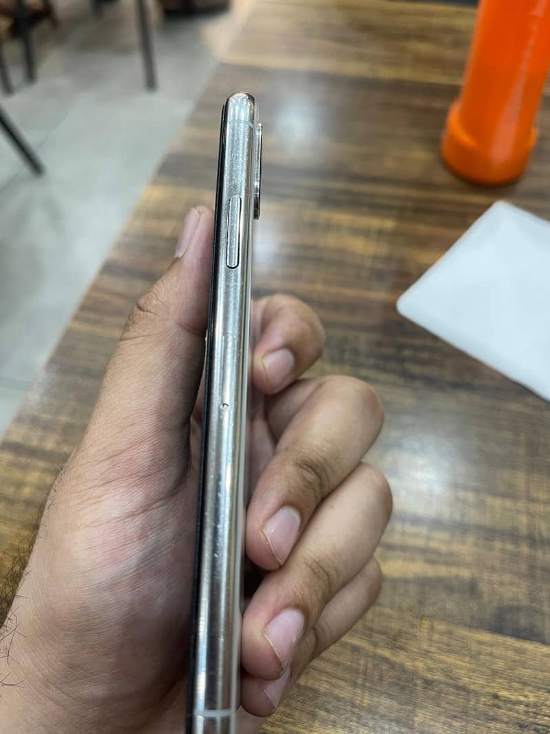 Apple iPhone X 4