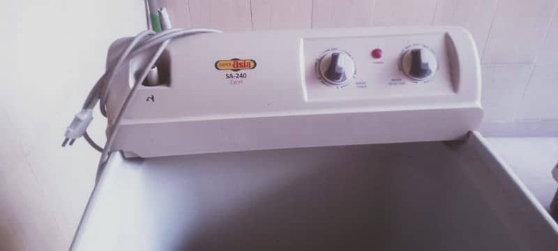 we are selling good condition of washing machine 3