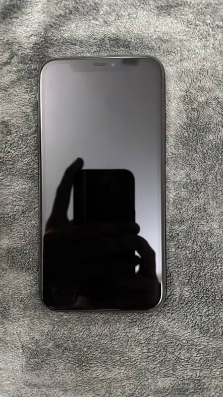 apple IPhone 11 128 GB 10/10 home used PTA 4