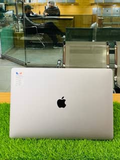 MacBook Pro 2018 (15 inch) 16/512, Core i7, 2.6Ghz processor.