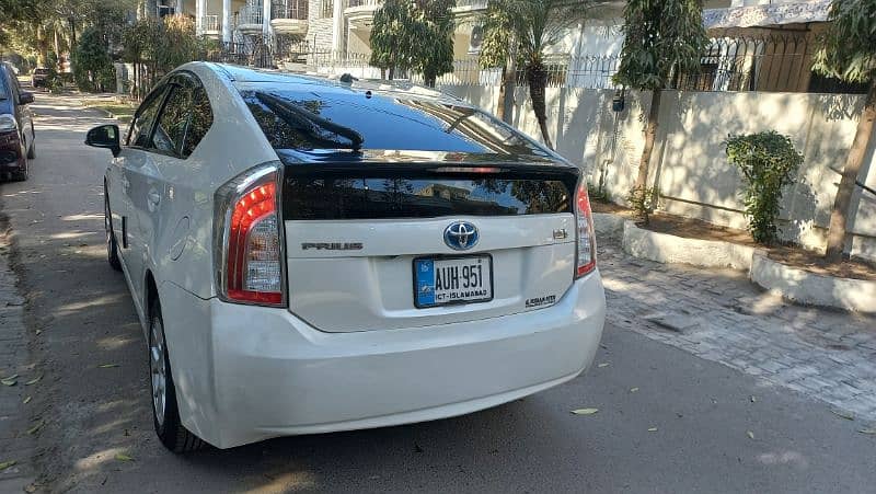 Toyota Prius 1.8 , Model 2015 , Islamabad Registered 6