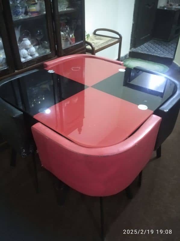 4 Seater dining table | Colour red and black 0