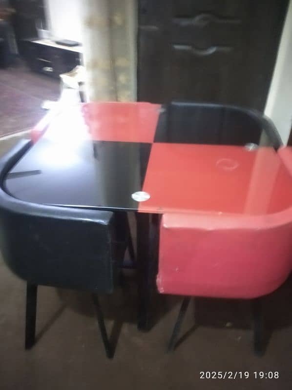 4 Seater dining table | Colour red and black 1