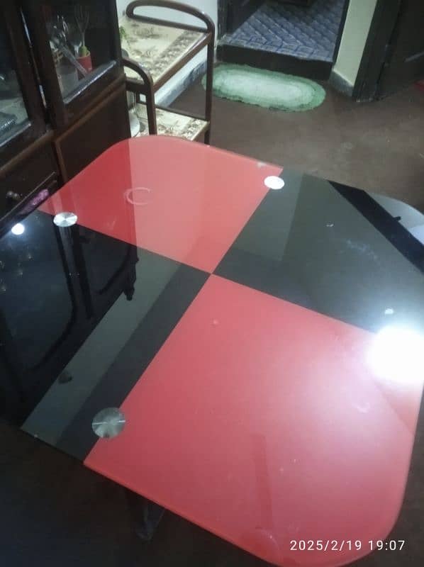 4 Seater dining table | Colour red and black 2