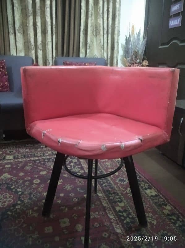 4 Seater dining table | Colour red and black 3